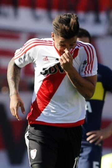 El xeneize ganó 4-2 en el Monumental. Fabra fue titular y Tévez el mejor del partido.