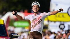 Bob Jungels celebra su brillante victoria en la novena etapa del Tour de Francia.