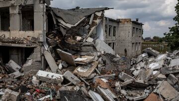 MYKOLAIV, UKRAINE - 2022/08/18: A Ukrainian soldier seen at the school destroyed by a Russian airstrike in Mykolaiv Oblast. Ukrainian forces have launched a counter-offensive in southern regions of the country, including in the Mykolaiv area close to the Black Sea. Russian forces responded with heavy shelling of  villages surrounding Mykolaiv city, causing significant damage and casualties. (Photo by Alex Chan Tsz Yuk/SOPA Images/LightRocket via Getty Images)