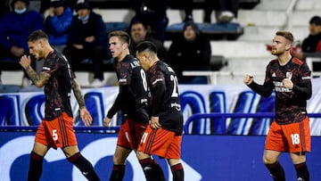 BUENOS AIRES, ARGENTINA - JULY 17: Lucas Beltran (R) of River Plate celebrates with teammates after scoring the first goal of his team during a match between Velez Sarsfield and River Plate as part of Liga Profesional 2022 at Jose Amalfitani Stadium on July 17, 2022 in Buenos Aires, Argentina. (Photo by Marcelo Endelli/Getty Images)