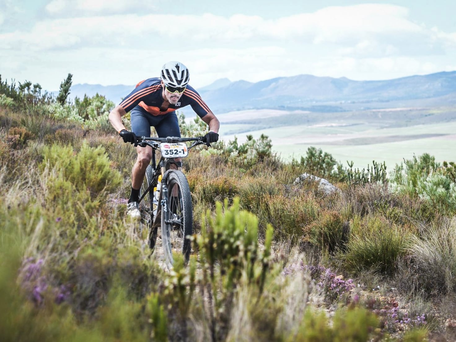 لويس إنريكي على دراجته في أستورياس