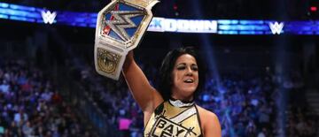 Bayley, posa con el Campeonato femenino de SmackDown y luce una nueva imagen.