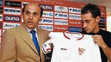 <b>NUEVA CAMISETA</B>. Antonio López lució la nueva equipación que el equipo vestirá el año próximo.