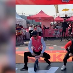 Contador se enfrenta a uno de sus mayores rivales en el Tour... ¡en una carrera de minibicis!