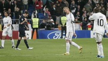 <b>ABATIDOS. </b>Nicola Rizzoli pita el final del partido y Sergio Ramos, Raúl, Guti y Lass muestran su disgusto con la eliminación de la Champions.