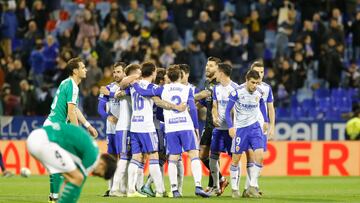 Los jugadores del Zaragoza celebran el gol de Javi Ros contra el Racing en la temporada 2019-20.