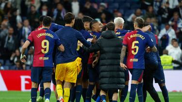 Los jugadores del FC Barcelona celebran la victoria tras el partido de la jornada 11 de LaLiga EA Sports entre el Real Madrid y el FC Barcelona, este sábado en el estadio Santiago Bernabéu, en Madrid.