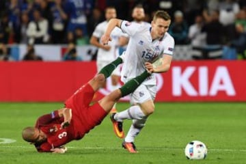 En el fútbol hay una máxima para los defensas: Pasa el hombre o el balón. Parece que el portugués Pepe se lo ha tomado al pie de la letra y ha decidido frenar al islandés Bodvarsson a toda costa. 