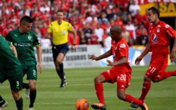 Más de 25 mil hinchas rojos acompañaron al América en su regreso a El Campín en la primera división.