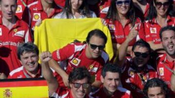 El piloto de Ferrari, Fernando Alonso, celebra junto a su equipo la victoria en el Gran Premio de Europa de Fórmula Uno.