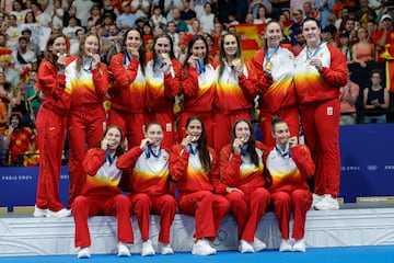 La Selección femenina de waterpolo posa con el oro olímpico, en La Défense Arena.
