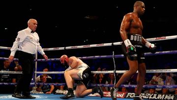 Nathan Gorman cae al suelo tras un golpe de Daniel Dubois.