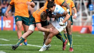 Argentina's Los Pumas Tomas Cubelli (R) is tackled by Australia's Wallabies Matt Philip (L) and Marika Koroibete during their Rugby Championship 2022 test match at the Malvinas Argentinas stadium in Mendoza, Argentina, on August 6, 2022. (Photo by Andres LARROVERE / AFP) (Photo by ANDRES LARROVERE/AFP via Getty Images)