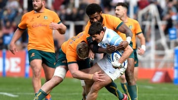 Argentina's Los Pumas Tomas Cubelli (R) is tackled by Australia's Wallabies Matt Philip (L) and Marika Koroibete during their Rugby Championship 2022 test match at the Malvinas Argentinas stadium in Mendoza, Argentina, on August 6, 2022. (Photo by Andres LARROVERE / AFP) (Photo by ANDRES LARROVERE/AFP via Getty Images)