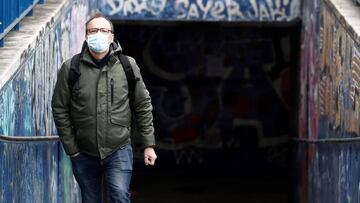Ciudadano con mascarilla en Madrid.