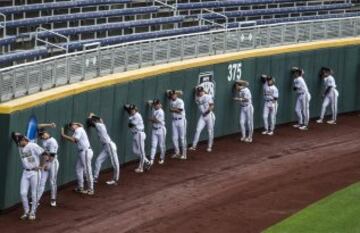 Calentamiento de los jugadores del Cal State Fullerton Titans.