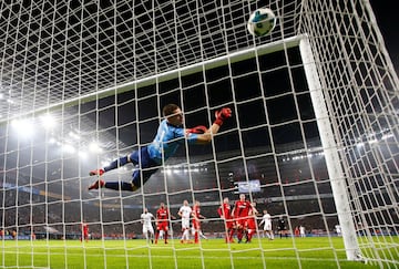 La volada de Leno no fue suficiente para evitar el golazo de James.