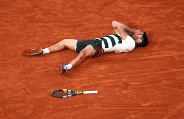 Carlos Alcaraz celebra la victoria.