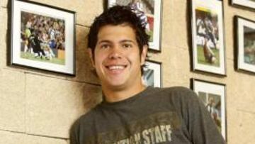 <b>SONRIENTE. </b>Lola posó ayer para AS junto a fotos pericas, como el célebre gol de Tamudo a Valdés...