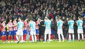 El ex jugador ha recibido en el Wanda Metropolitano un emotivo y merecido homenaje del Atleti, al que se ha sumado el Osasuna, equipo en el que también jugó. En la foto, Juanfran saluda a Giménez. 