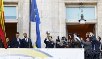 Sergio LLull ofrece a la afición la Copa. 
