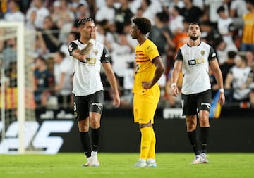 Hugo Duro, del Valencia CF, celebra el primer gol de su equipo durante el partido de la primera jornada entre el Valencia CF y el FC Barcelona en el Estadio de Mestalla, el 17 de agosto de 2024. El partido acab車 1-2.