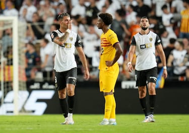 Hugo Duro, del Valencia CF, celebra el primer gol de su equipo durante el partido de la primera jornada entre el Valencia CF y el FC Barcelona en el Estadio de Mestalla, el 17 de agosto de 2024. El partido acabó 1-2. 