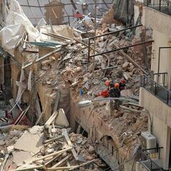Un posible superviviente en Beirut continúa siendo buscado bajo los escombros