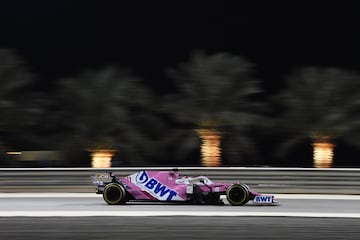 Racing Point le regaló a 'Checo' el volante y trofeo con el que ganó en Sakhir