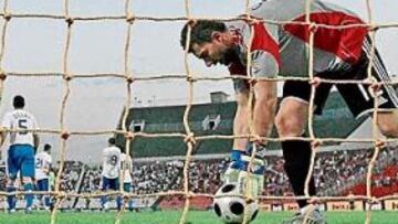 <b>RESIGNACIÓN. </b>Halkias recoge el balón tras encajar un gol. Le tocó repetir el gesto dos veces más.