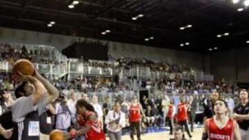 <b>HISTÓRICO. </b>Ricky, mientras lanzaba a canasta tras el tablero.