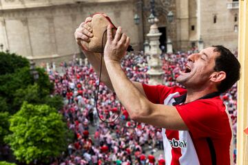 Un aficionado del Athletic bebe vino de la bota junto a la plaza de la Virgen de los Reyes.