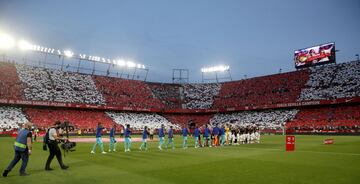Formación de los jugadores del Sevilla y Real Madrid.