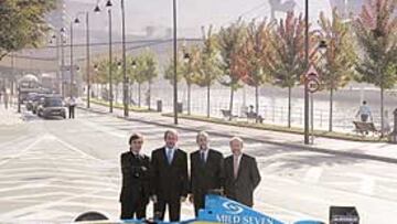 <b>PRESENTACIÓN. </b>Los responsables deportivos y políticos de la prueba en una de las zonas del futuro circuito de Bilbao.