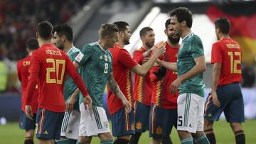 SS03. Duesseldorf (Germany), 23/03/2018.- Germany's and Spain's players greet each other after the International Friendly soccer match between Germany and Spain in Duesseldorf, Germany, 23 March 2018. (España, Futbol, Amistoso, Alemania)