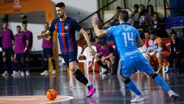 El jugador del Barça André Coelho y el del Movistar Inter Sepe durante la disputa de la final de la Supercopa de España 2023, este domingo 8 de enero en Alzira.