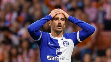 El delantero francés del Atlético de Madrid Antoine Griezmann se lamenta tras fallar una ocasión durante el encuentro de la jornada 31 de LaLiga entre Atlético de Madrid y RCD Mallorca, este miércoles en el estadio Cívitas Metropolitano, en Madrid.