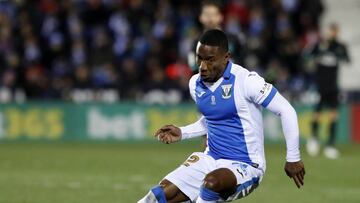 Claudio Beauvue, con el balón, durante el partido de ida de los cuartos de final de la Copa del Rey entre el Leganés y el Real Madrid.