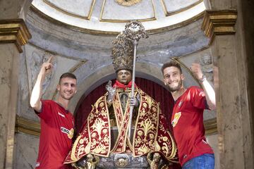 La plantilla de Osasuna en la parroquia de San Lorenzo donde ofrecieron el ascenso a Primera Division a San Fermín.