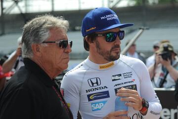 Mario Andretti junto a Fernando Alonso durante las 500 Millas de Indianápolis de 2017.