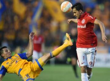 Francisco Torres estira la pierna para ganarle el balón al delantero brasileño Nilmar.