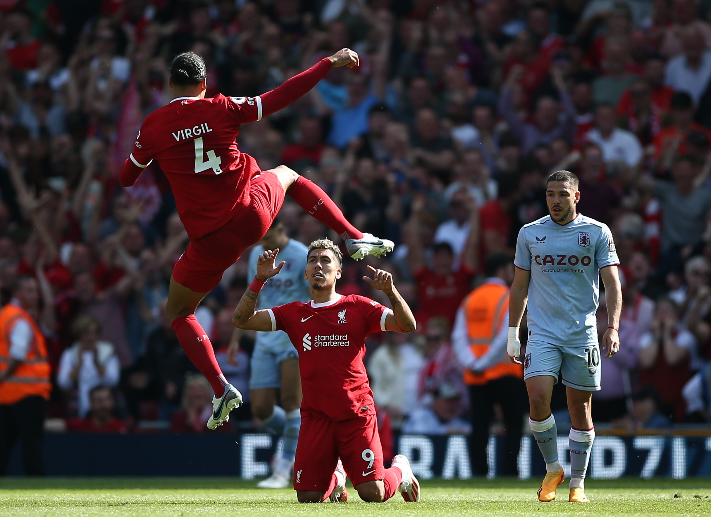 Liverpool (United Kingdom), 17/05/2023.- Virgil van Dijk of Liverpool (L) and Roberto Firmino of Liverpool (C) celebrate the 1-1 goal during the English Premier League match between Liverpool FC and Aston Villa in Liverpool, Britain, 20 May 2023. (Reino Unido) EFE/EPA/ADAM VAUGHAN EDITORIAL USE ONLY. No use with unauthorized audio, video, data, fixture lists, club/league logos or 'live' services. Online in-match use limited to 120 images, no video emulation. No use in betting, games or single club/league/player publications.
