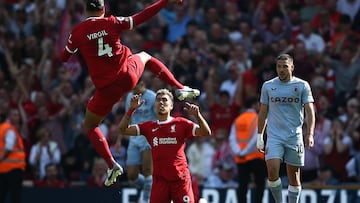 Liverpool (United Kingdom), 17/05/2023.- Virgil van Dijk of Liverpool (L) and Roberto Firmino of Liverpool (C) celebrate the 1-1 goal during the English Premier League match between Liverpool FC and Aston Villa in Liverpool, Britain, 20 May 2023. (Reino Unido) EFE/EPA/ADAM VAUGHAN EDITORIAL USE ONLY. No use with unauthorized audio, video, data, fixture lists, club/league logos or 'live' services. Online in-match use limited to 120 images, no video emulation. No use in betting, games or single club/league/player publications.
