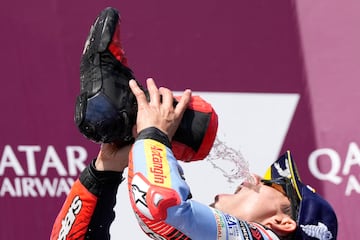 Marc Márquez celebra su victoria en el podio bebiendo directamente de su bota.