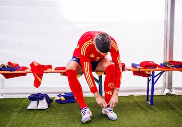 Álvaro Morata preparándose para la realización de la fotografía oficial de la selección española.