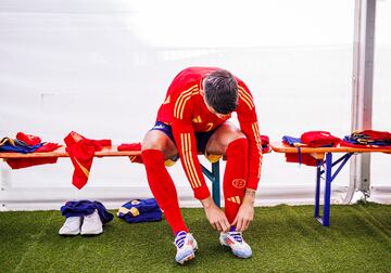 Álvaro Morata preparándose para la realización de la fotografía oficial de la selección española.