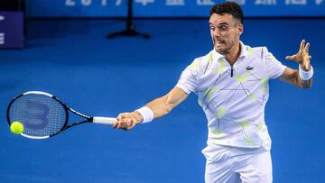 Roberto Bautista devuelve una bola ante Andreas Seppi durante los cuartos de final del Torneo de Zhuhai.