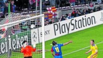 <b>LA OCASIÓN DE BOJAN. </b>Alves centró desde la derecha y delantero, libre de marcaje, no acertó a cabecear con precisión y el balón salió alto por poco.