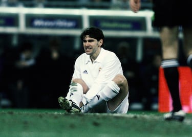 Fichó por el Real Madrid en la temporada 1997-98 y jugó hasta la temporada 2001-02.