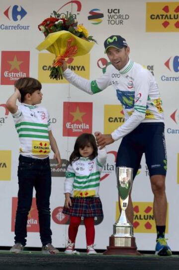 Alejandro Valverde, acompañado de sus hijos, celebra en el podio de Barcelona su victoria en la Volta a Catalunya.